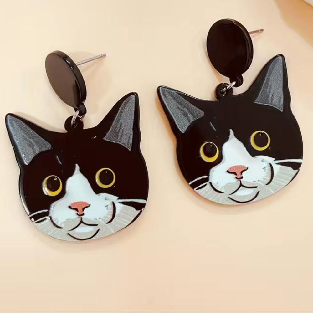 😺Adorable Acrylic Black and white Smiling Cat Head post Back Earrings